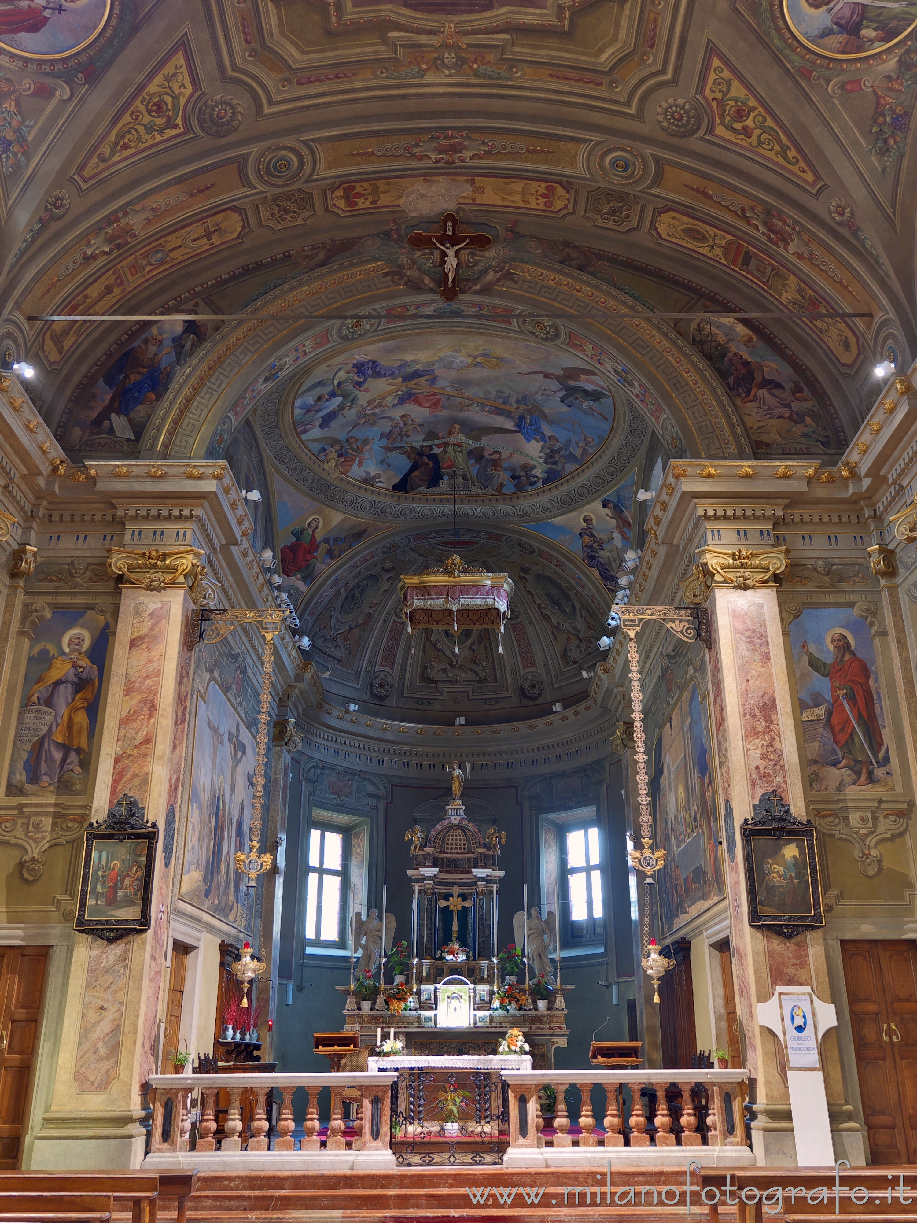 Meda (Monza e Brianza) - Parete di fondo del Santuario del Santo Crocifisso - Foto a piena risoluzione
